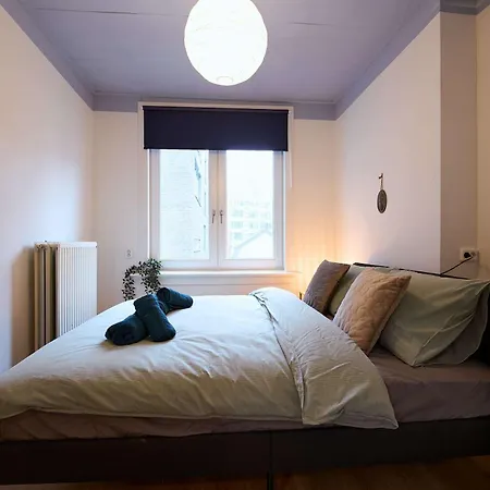 Above Lively Bar In Busy Street 4 Appartement