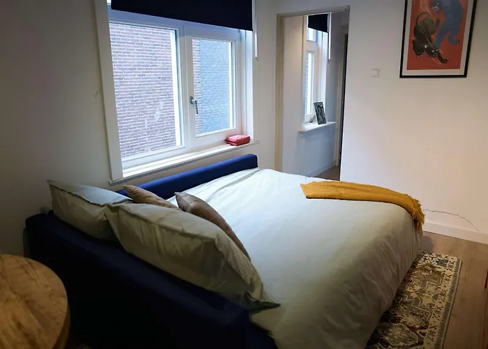 Above Lively Bar In Busy Street 4 Appartement