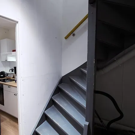 Apartmán Above Lively Bar In Busy Street 4 *