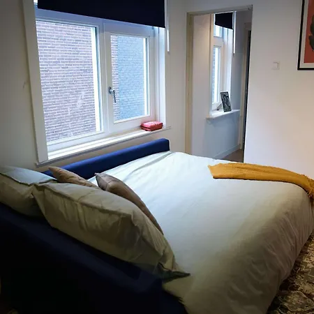 Above Lively Bar In Busy Street 4 Apartamento