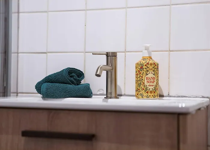 Apartament Above Lively Bar In Busy Street 4 *