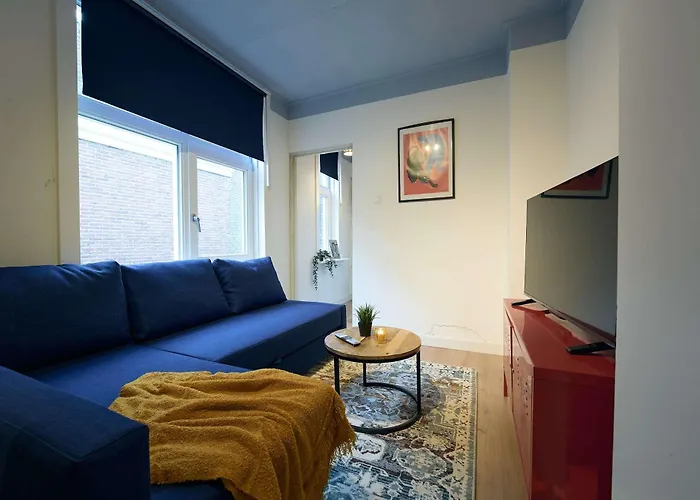 Apartament Above Lively Bar In Busy Street 4