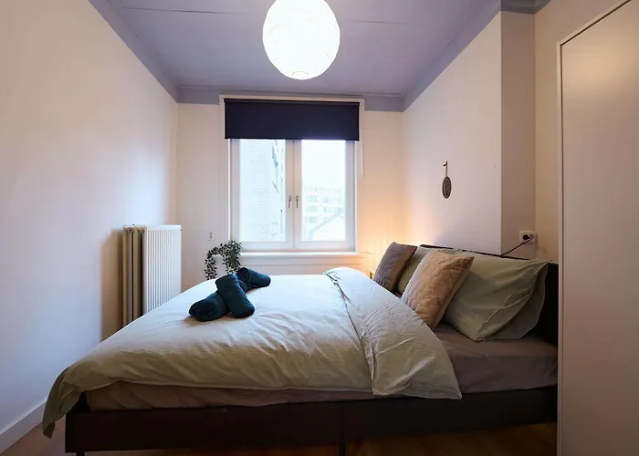 Above Lively Bar In Busy Street 4 Apartment